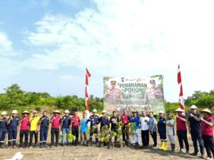 HUT Bhayangkara ke-80, Kapolres Bangka Barat Pimpin Penanaman 100 Pohon di Lahan Reklamasi Air Limau