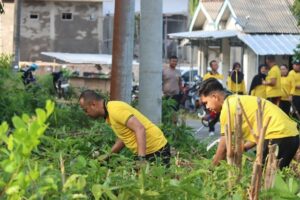 Polres Bangka Barat Bersama Warga Bersihkan Jalan Sungai Daeng, Wujud Nyata Semangat Hari Bhayangkara ke-80