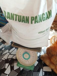 Warga Pematang Pauh Keluhkan Berat Beras Bantuan Pangan, Diduga Kurang 1 Kilogram per Karung